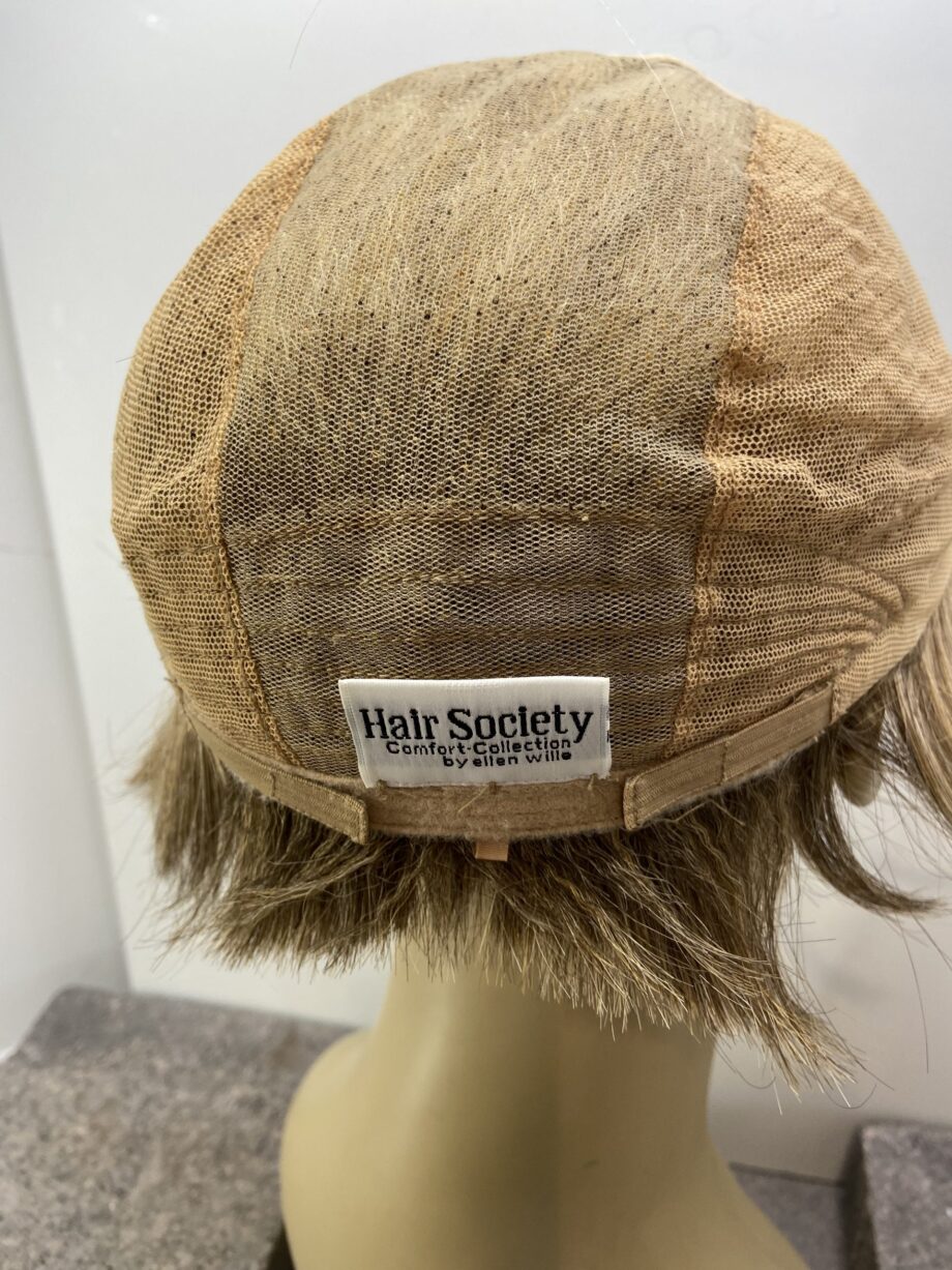 Sandy blonde wig.  Blss74