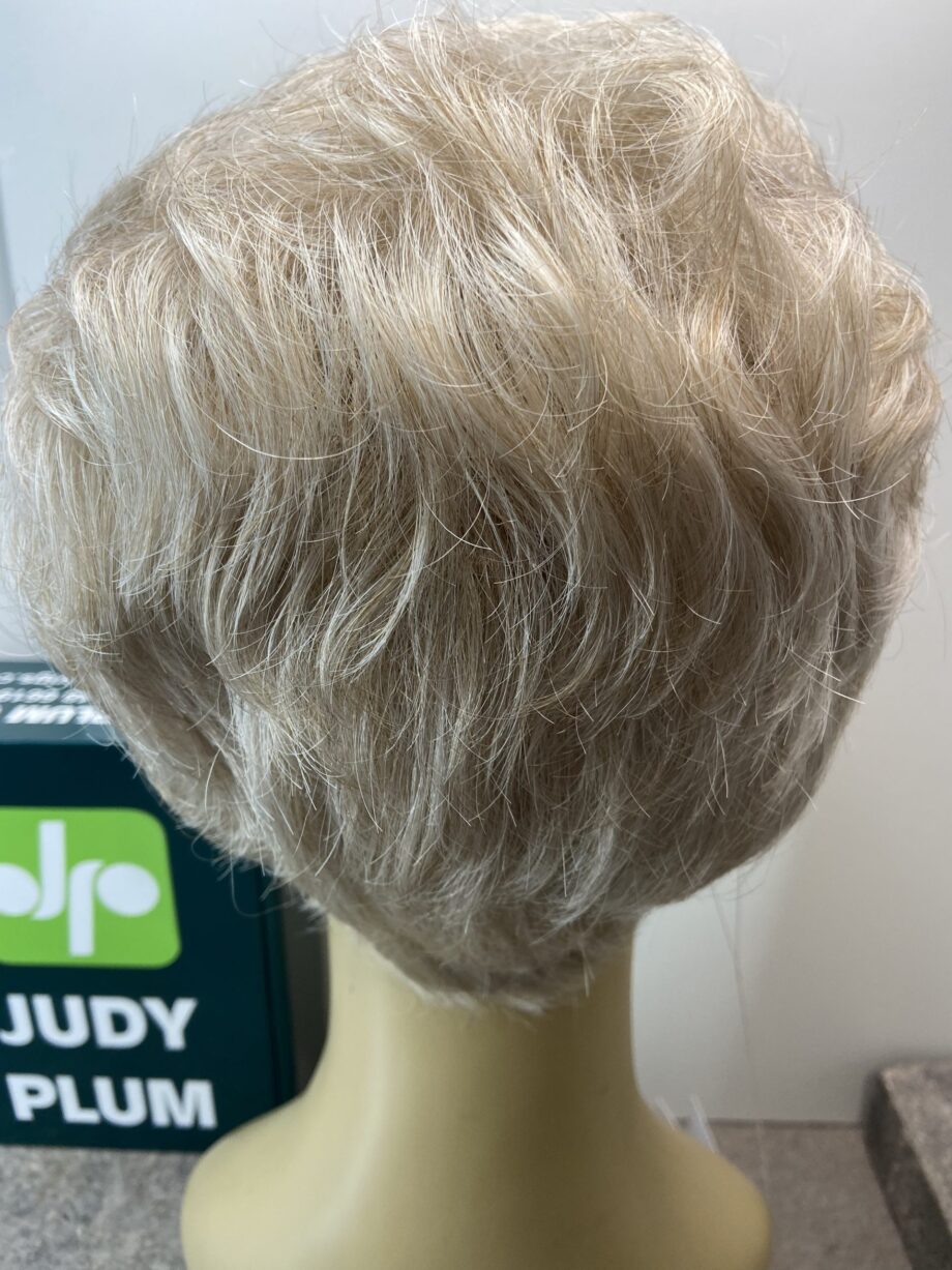 New blonde short wavy wig. Gsw152