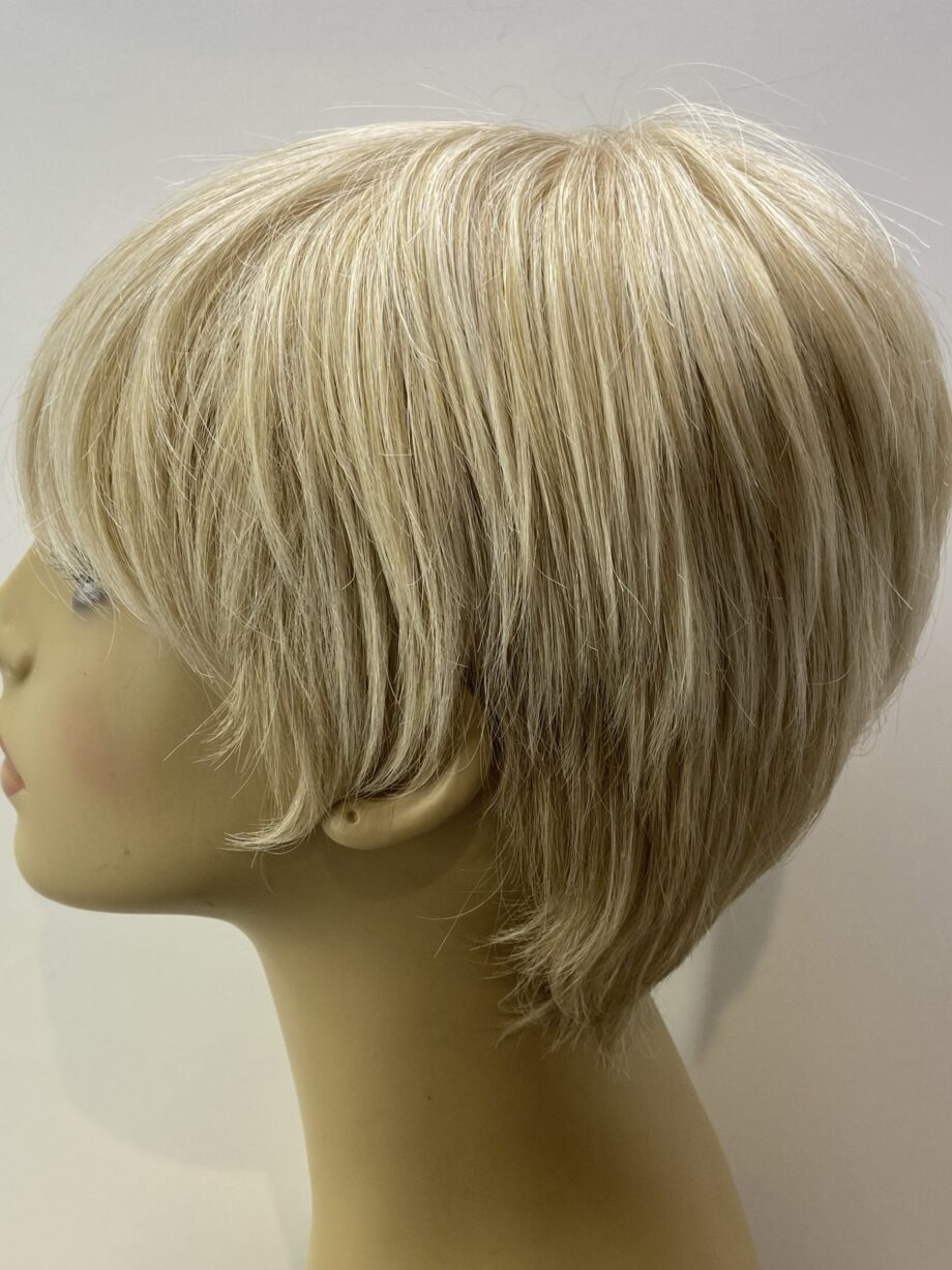 Short blonde designer wig. Blss7024