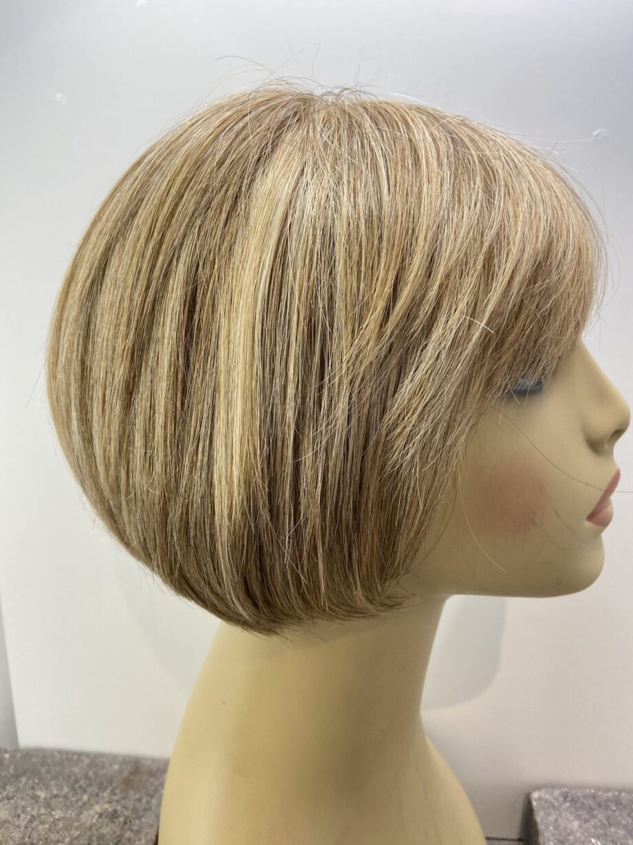 Sandy blonde wig.  Blss74