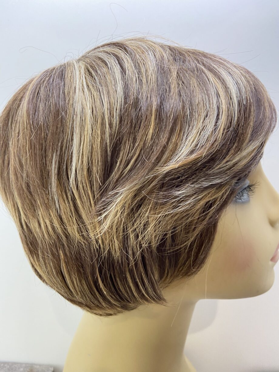 Short brown highlighted wig. Brss43