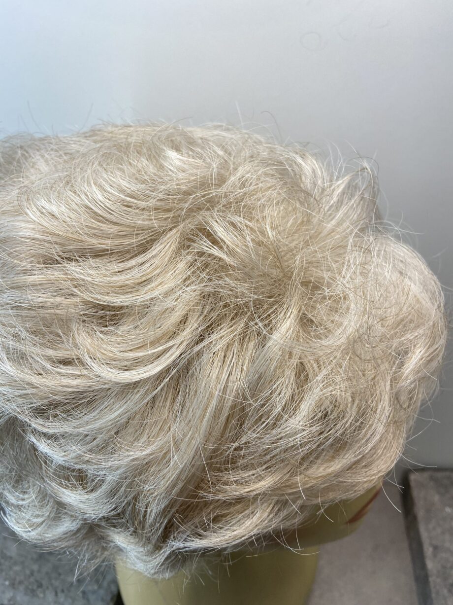 New blonde short wavy wig. Gsw152
