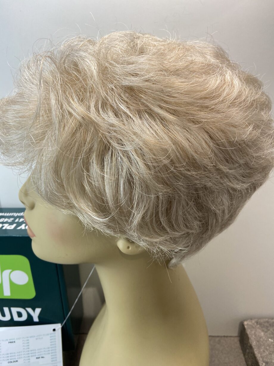 New blonde short wavy wig. Gsw152