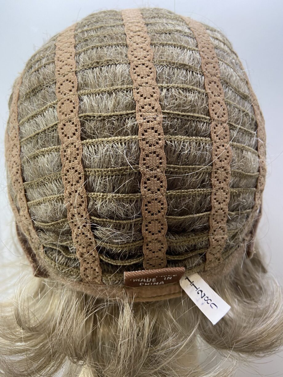 Blonde wavy wig. Blmc7021