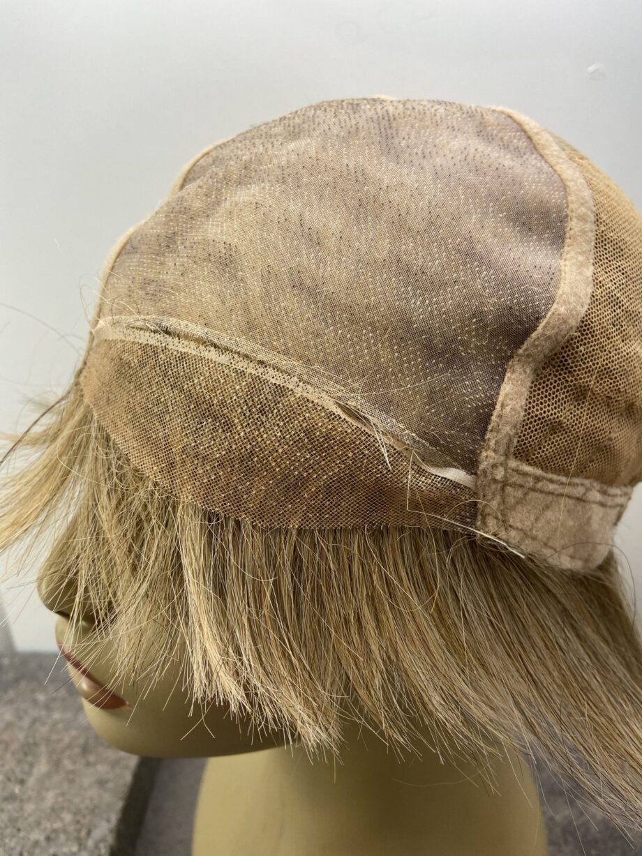Sandy blonde wig.  Blss74