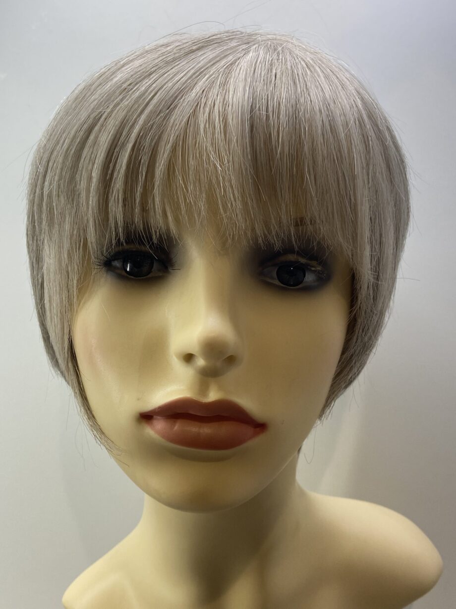 Soft silky grey short wig. Gss7025