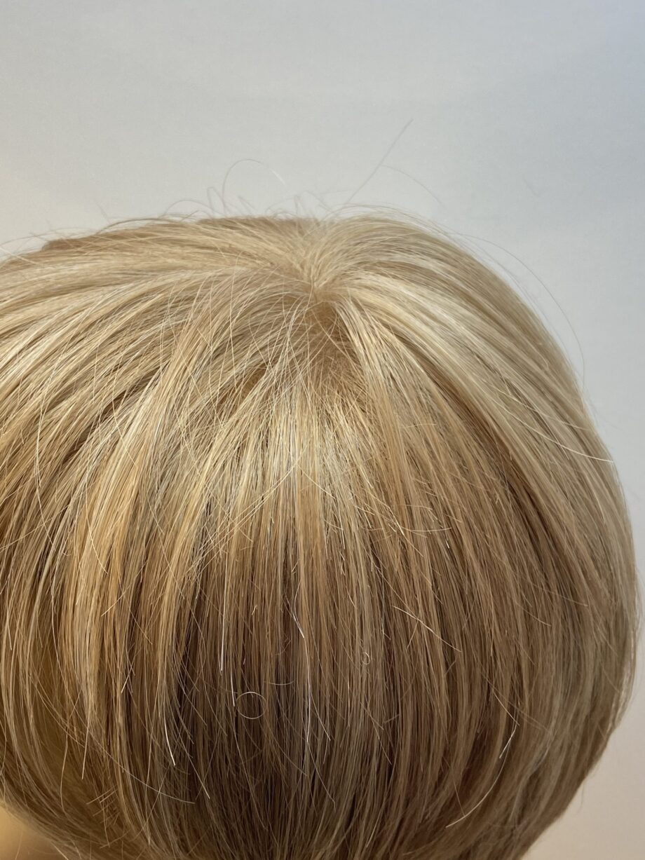 Shiny short blonde wig. Blss7027