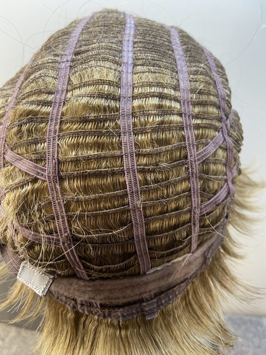 Stylish short light brown wig. Bblss166