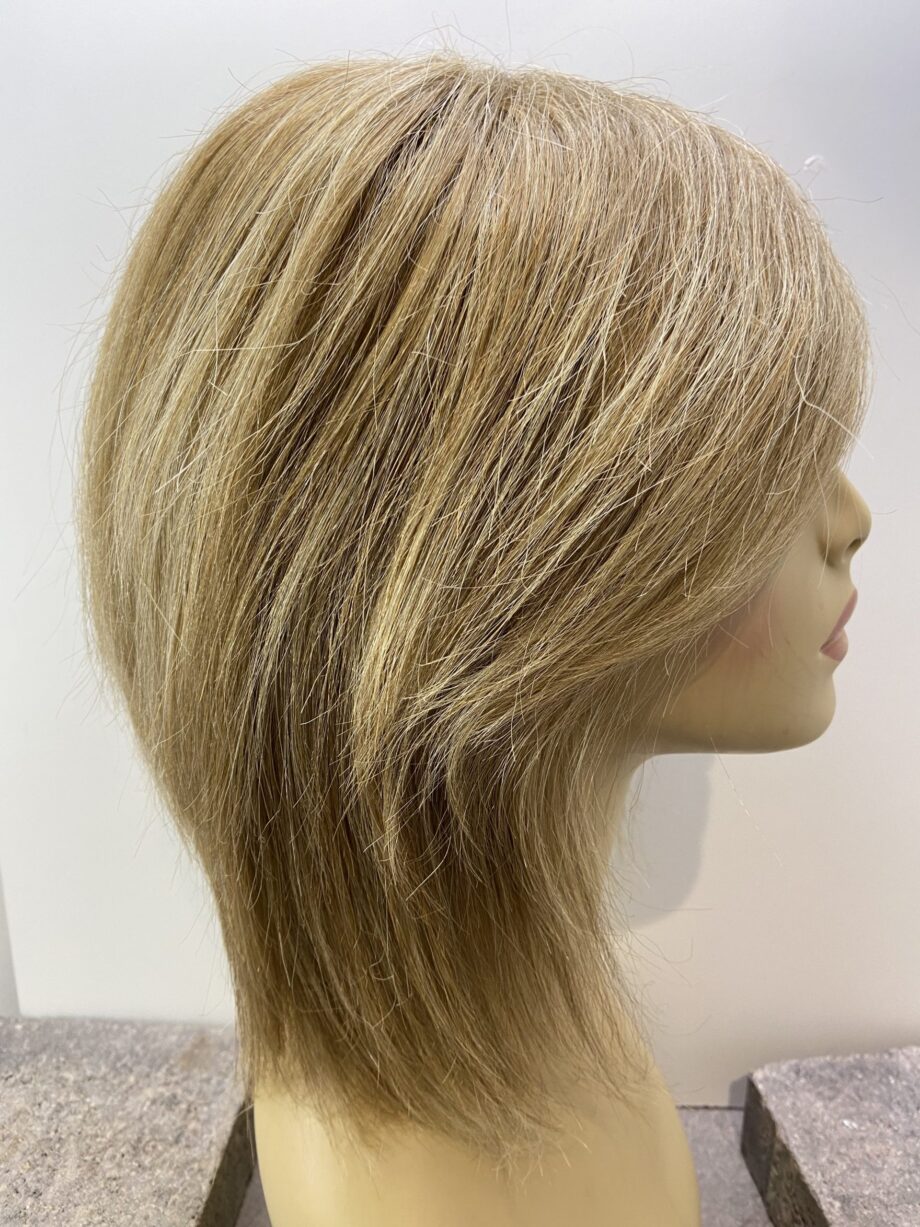 Blonde medium wig. Plblms45