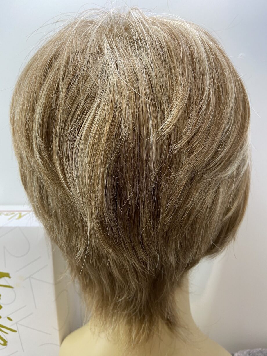 Gold Blonde short highlighted wig. Bblms176