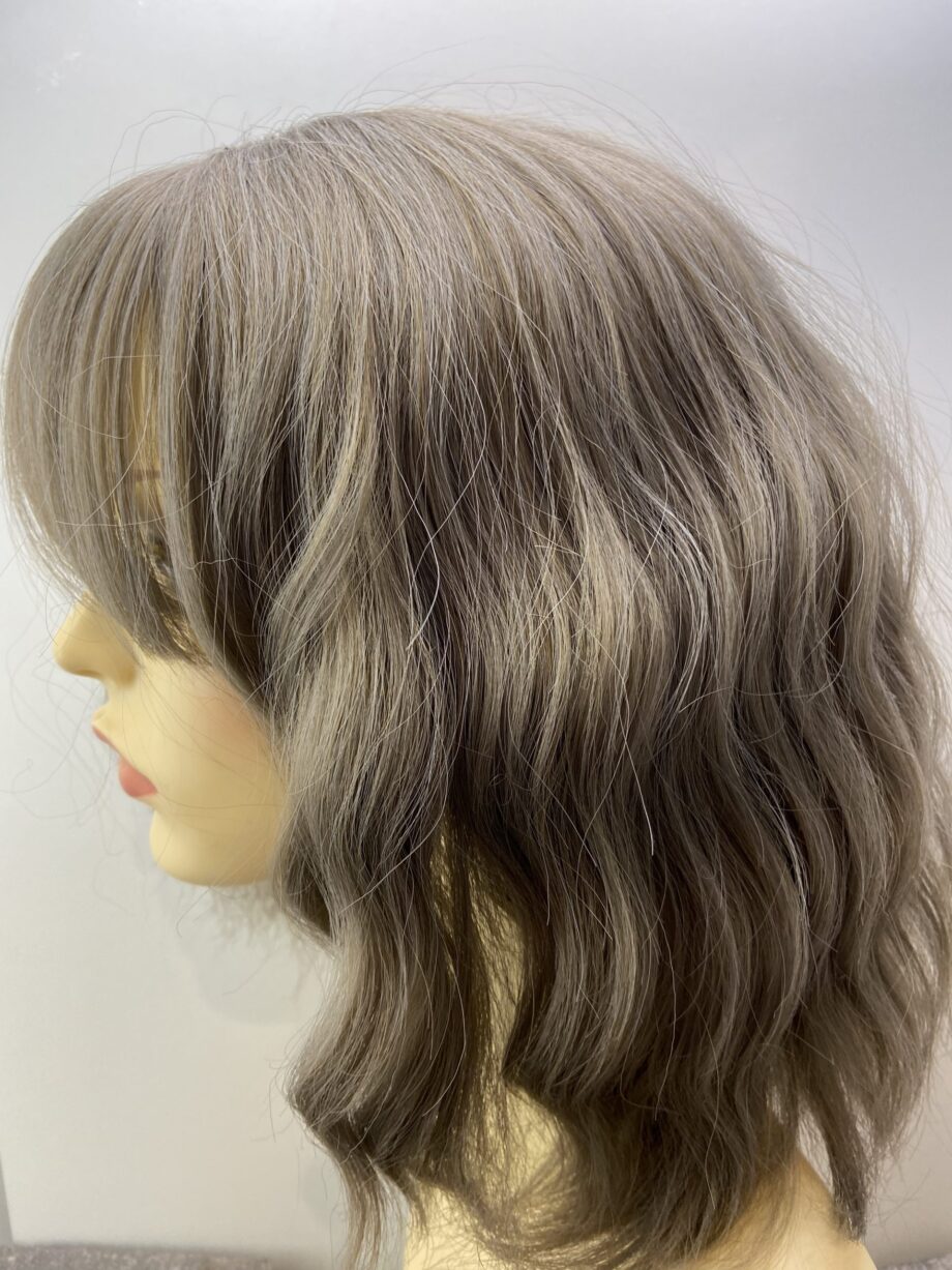 Soft grey long wavy wig. Plgmw44