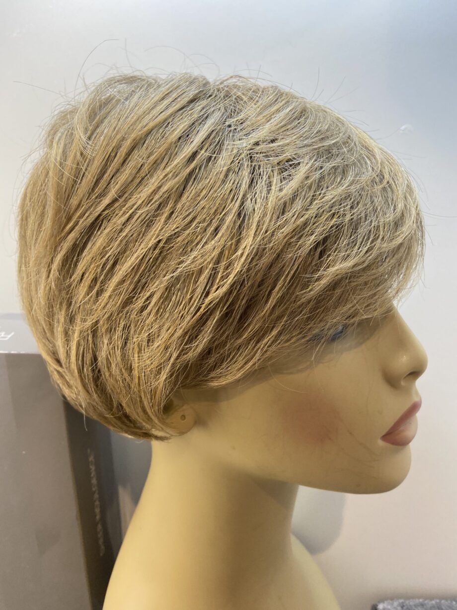 Stylish short light brown wig. Bblss166