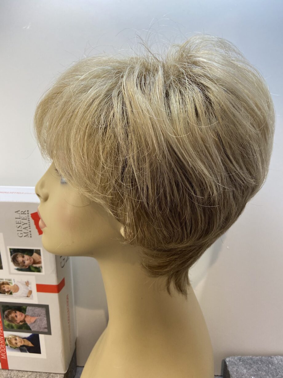 Short blonde wig. Bblss170
