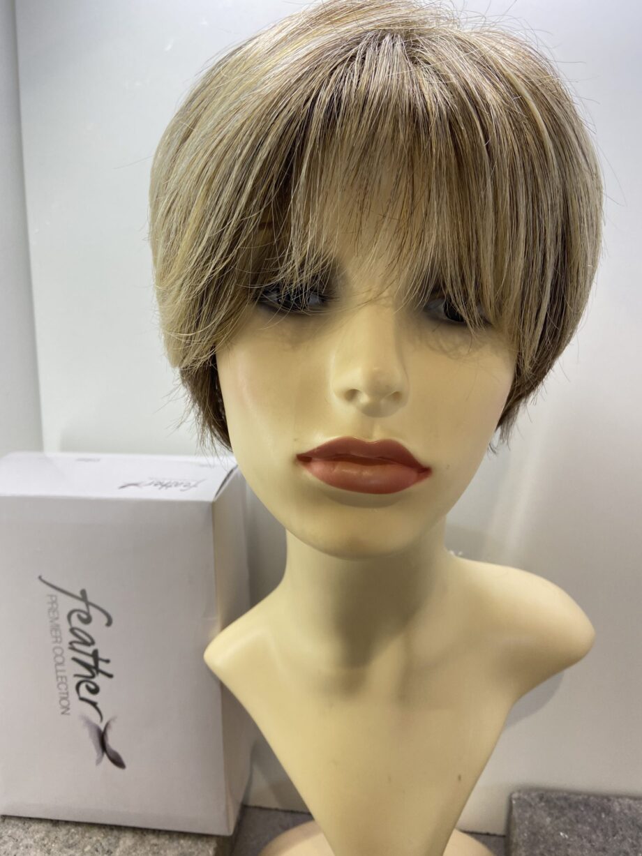 Sandy highlighted short wig. Bbrss156