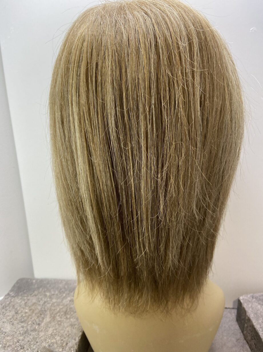 Blonde medium wig. Plblms45