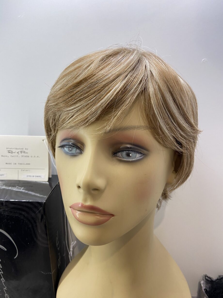 New highlighted blonde short wig. Bblss179
