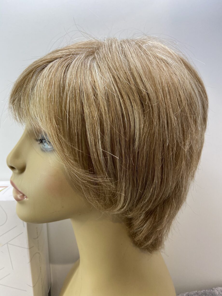 Gold Blonde short highlighted wig. Bblms176