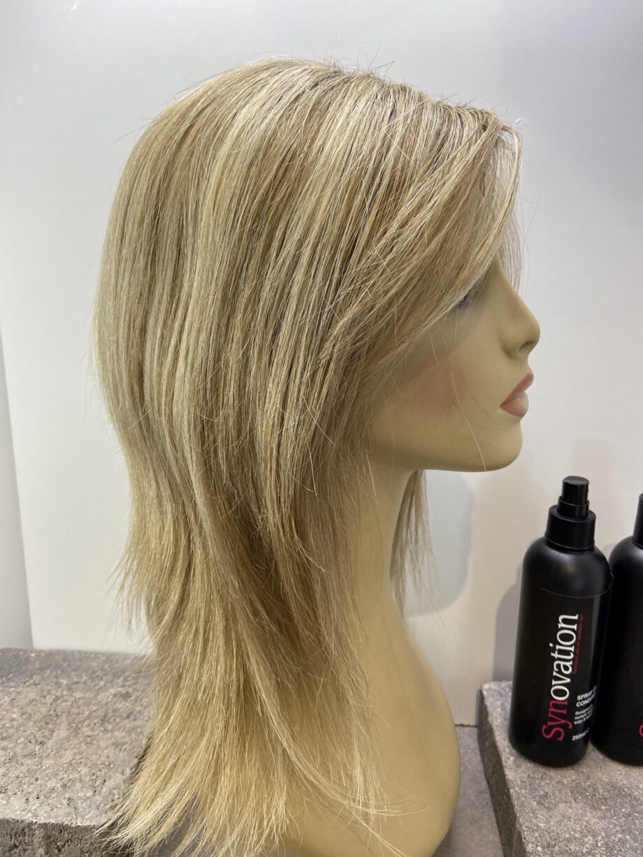 Rooted blonde long with products. Plblls521