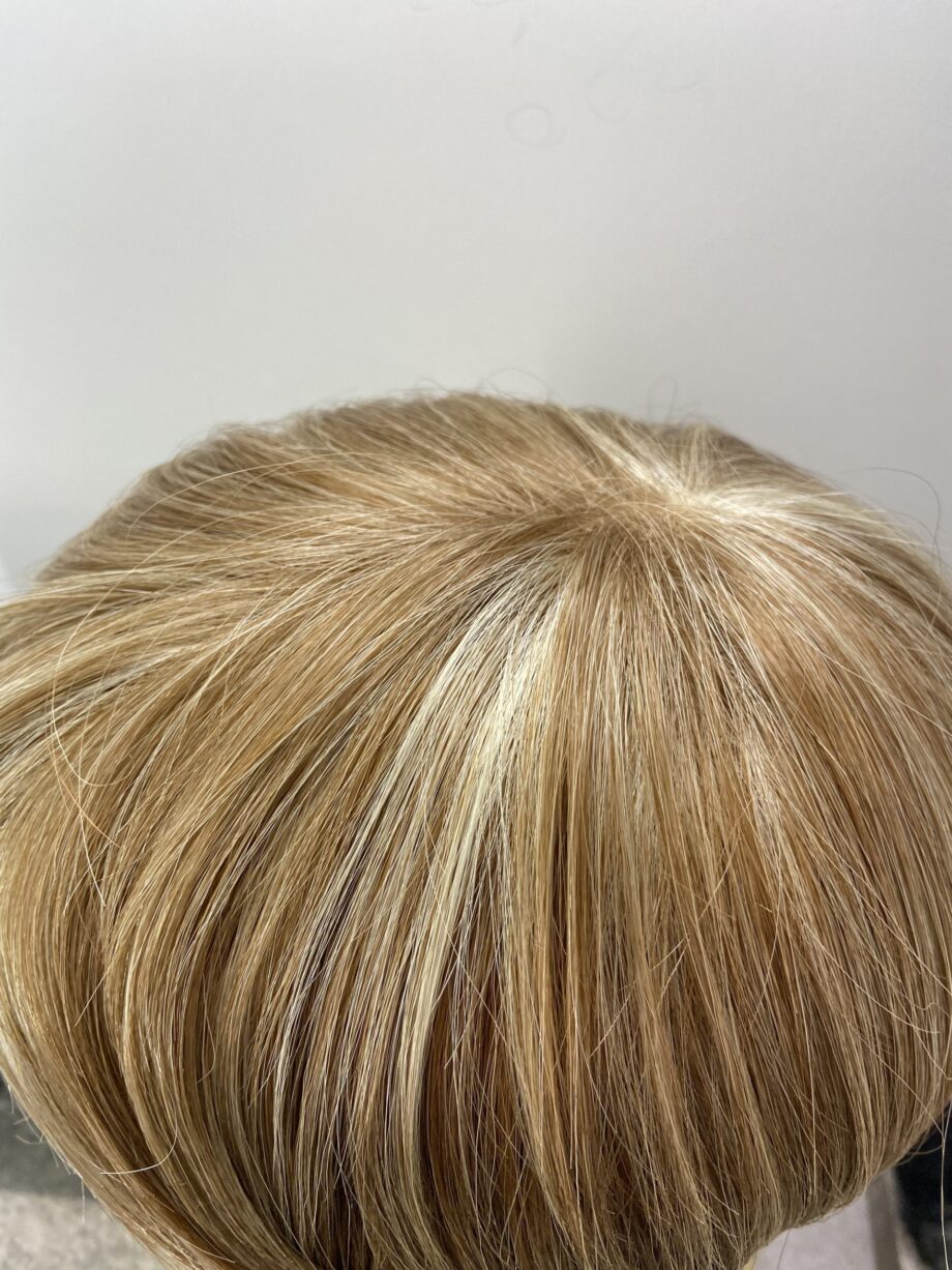 New highlighted blonde short wig. Bblss179