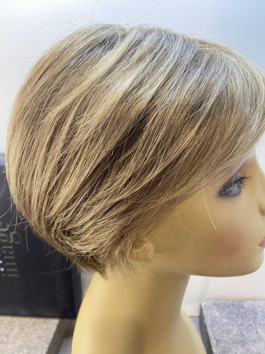 Light brown stylish wig. Bbrss168