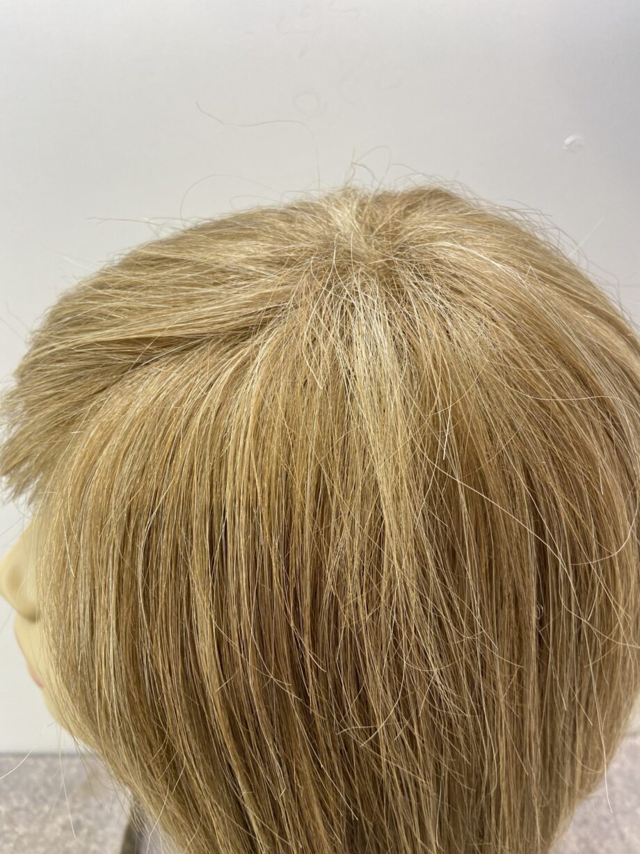 Blonde medium wig. Plblms45