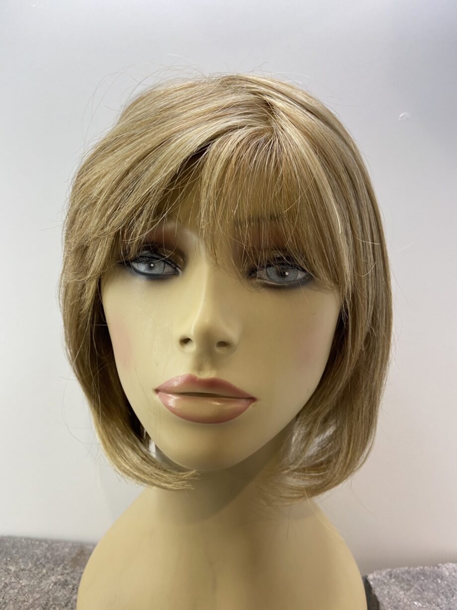 Stunning honey blonde Bob. Plblms46