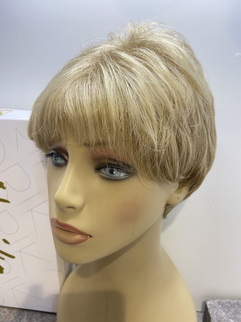 Blonde new short wig. Bblss175