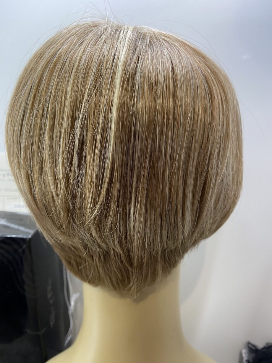 New highlighted blonde short wig. Bblss179
