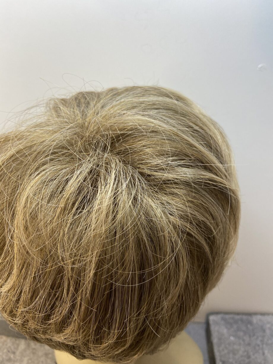 Stylish short light brown wig. Bblss166
