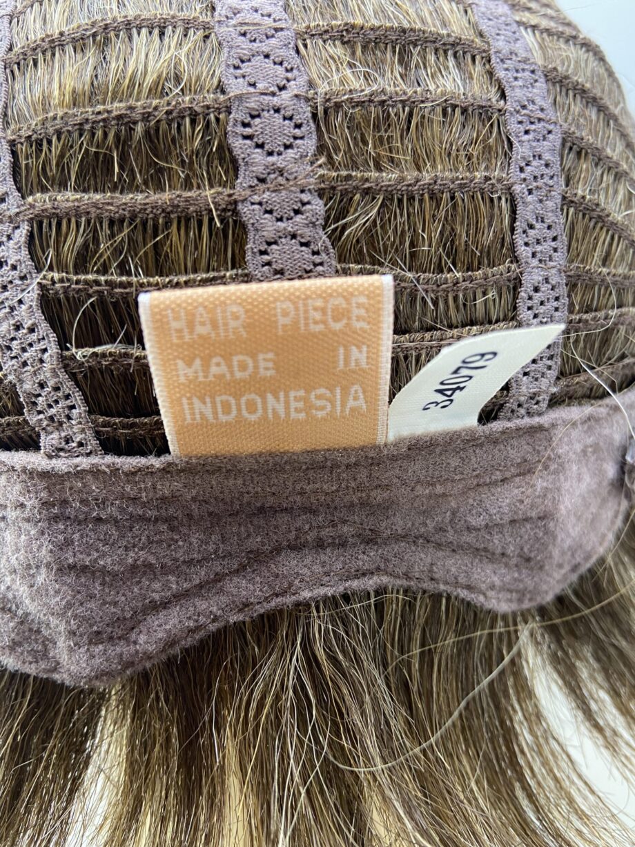 Sandy highlighted short wig. Bbrss156