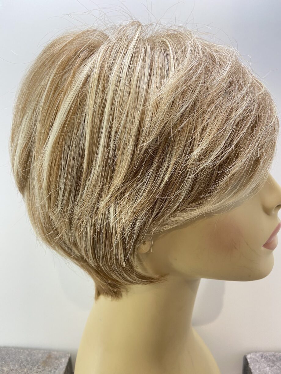 Stylish light blonde highlighted. Plblss538