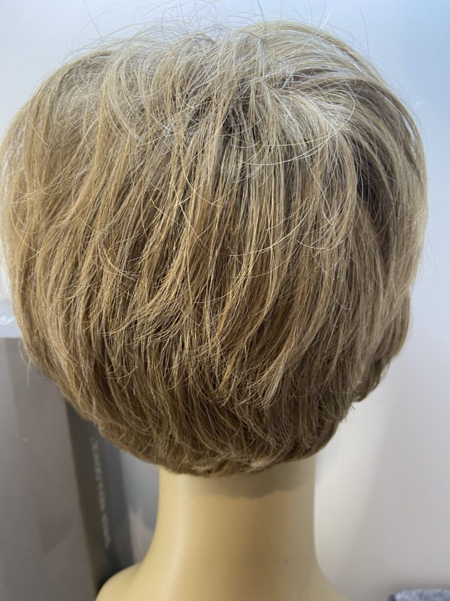 Stylish short light brown wig. Bblss166