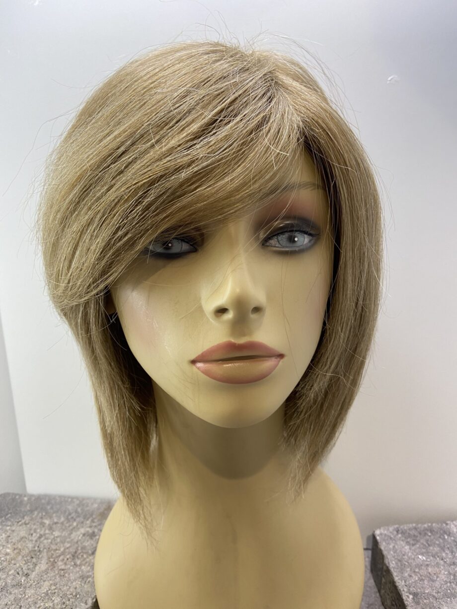 Blonde medium wig. Plblms45