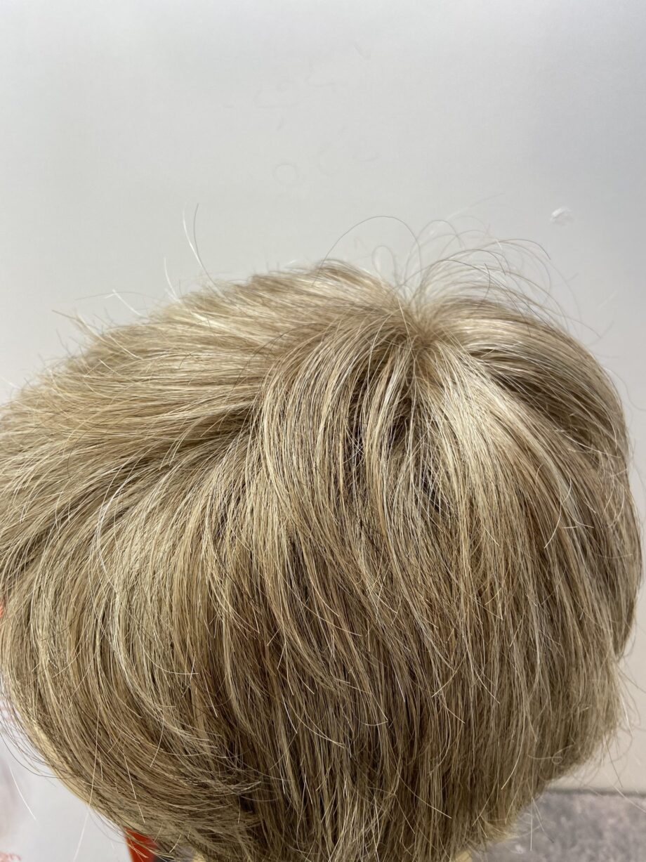 New Sandy blonde short wig. Bblss157