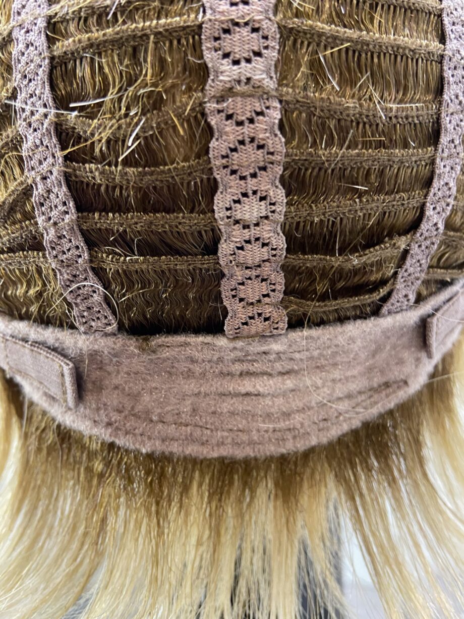 Rooted blonde short. Plblss534