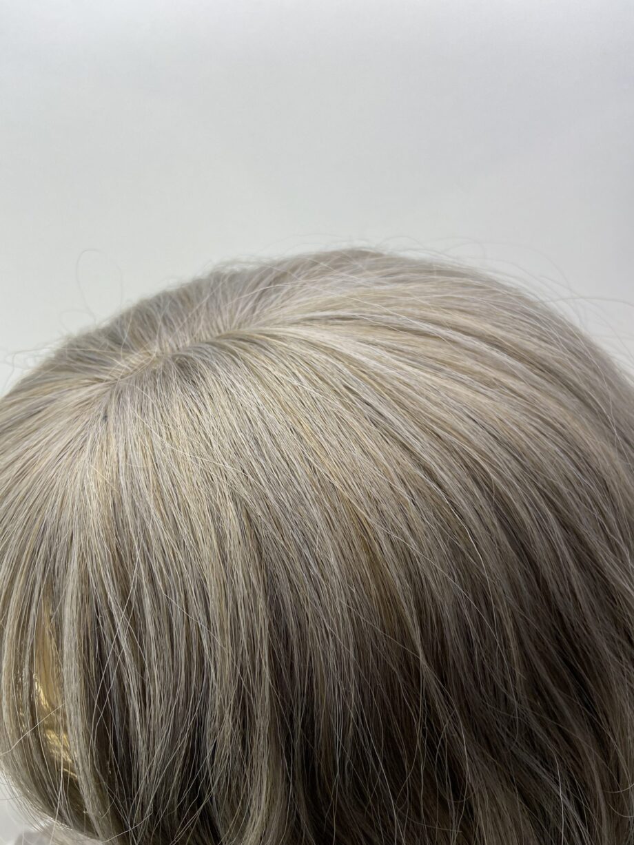 Soft grey long wavy wig. Plgmw44
