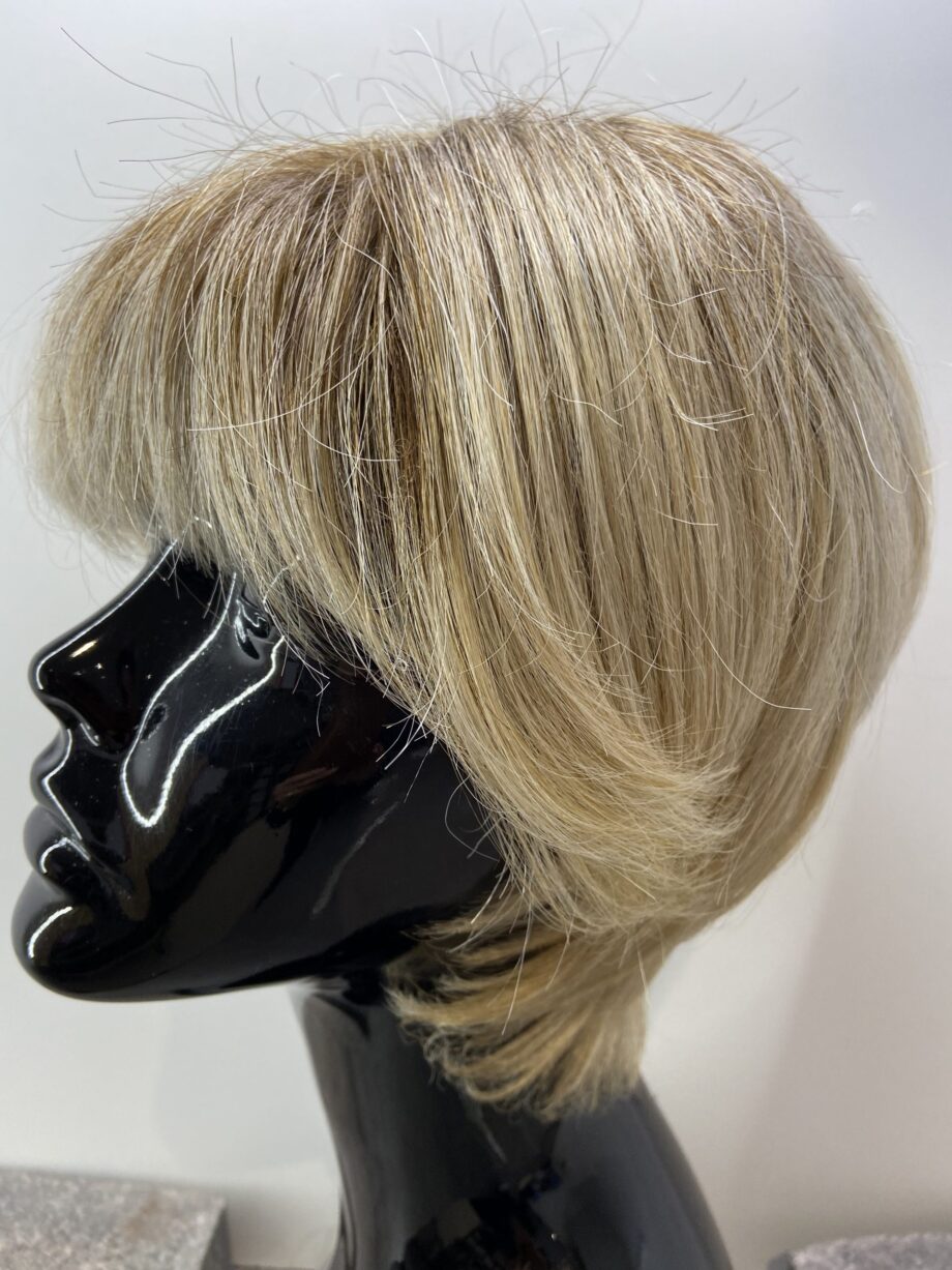 Rooted blonde short. Plblss534