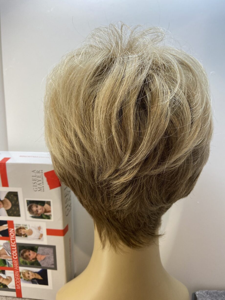 Short blonde wig. Bblss170