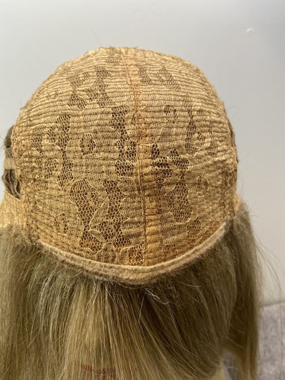 Blonde medium wig. Plblms45
