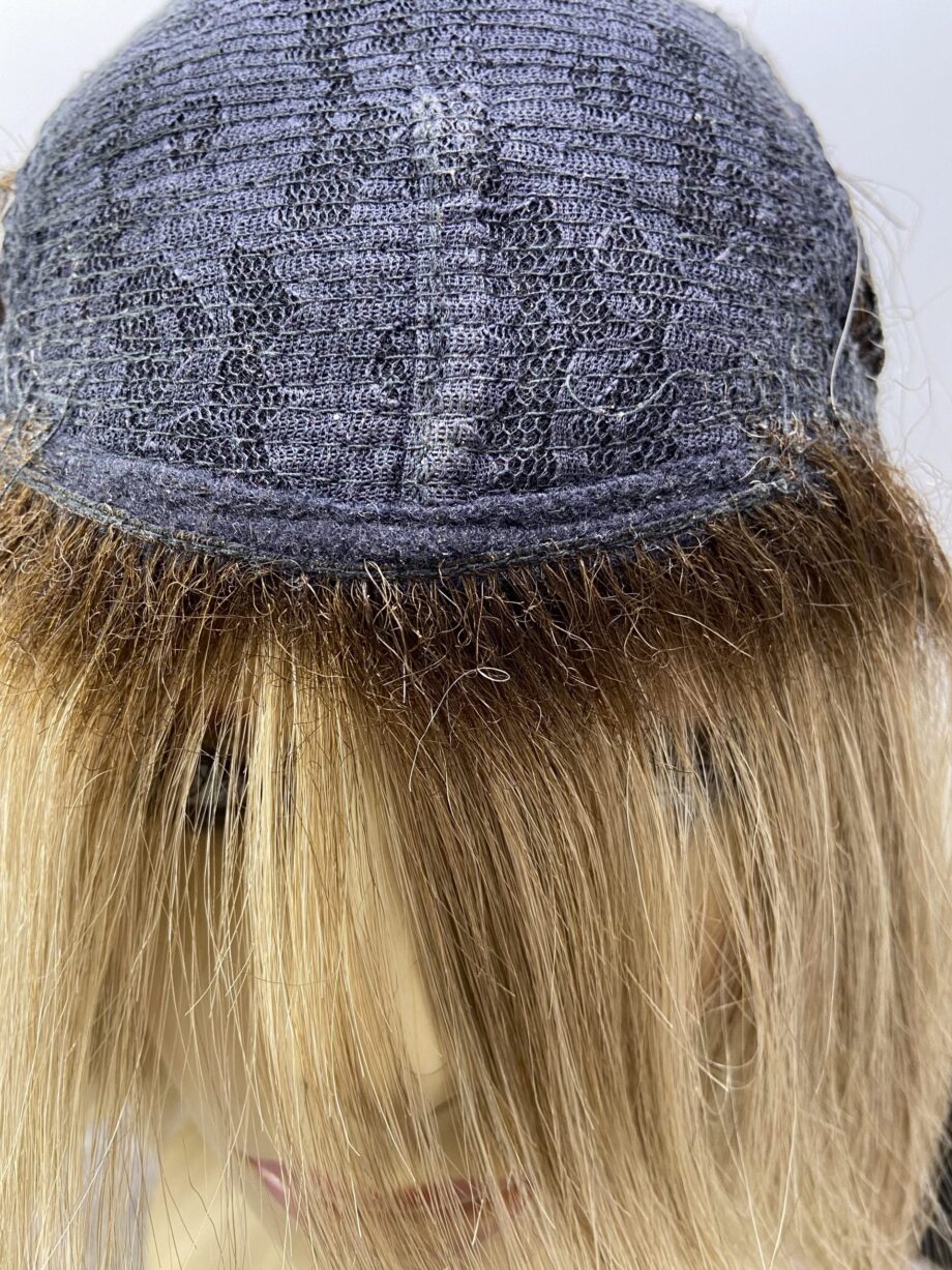 Rooted blonde long with products. Plblls521