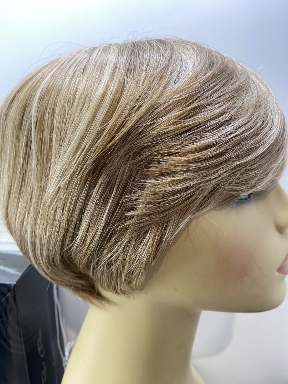 New highlighted blonde short wig. Bblss179