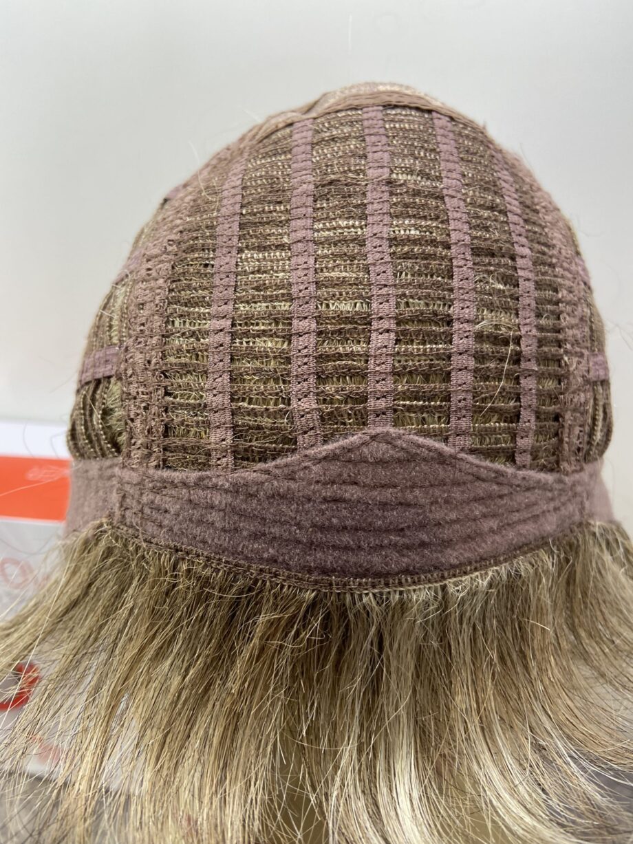 New Sandy blonde short wig. Bblss157