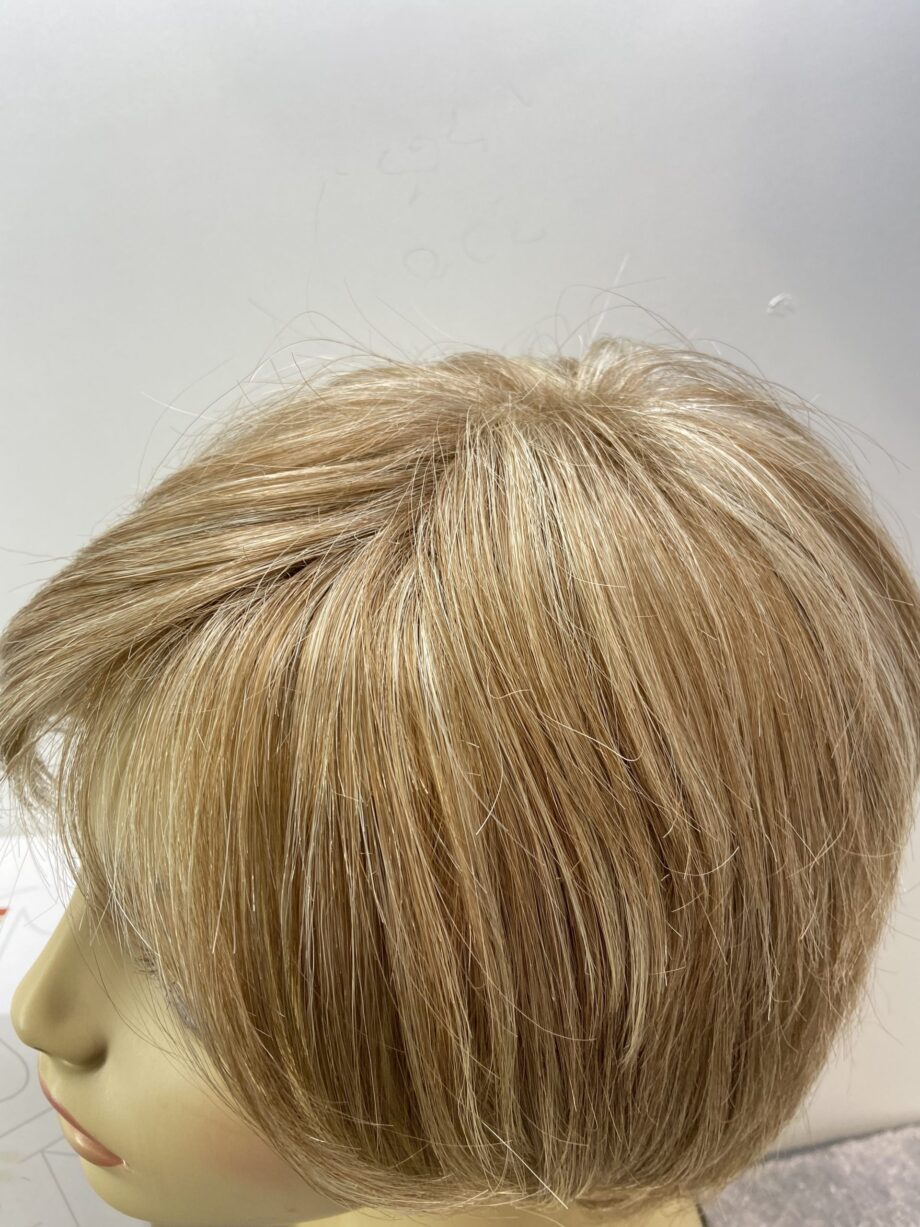 Gold Blonde short highlighted wig. Bblms176