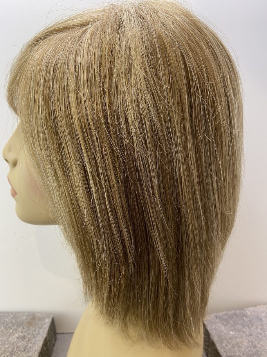 Blonde medium wig. Plblms45