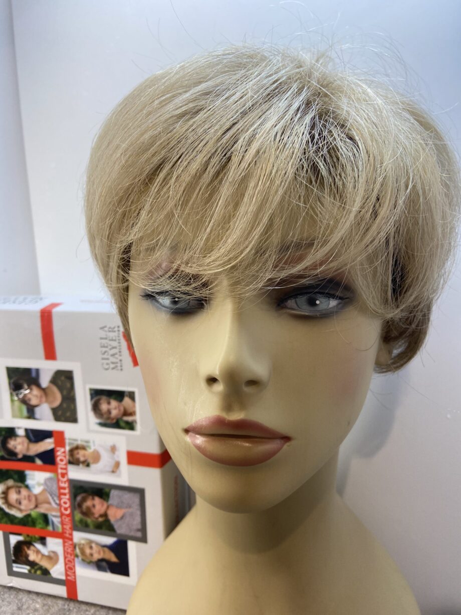 Short blonde wig. Bblss170