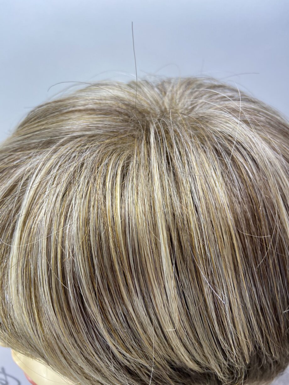 Sandy highlighted short wig. Bbrss156