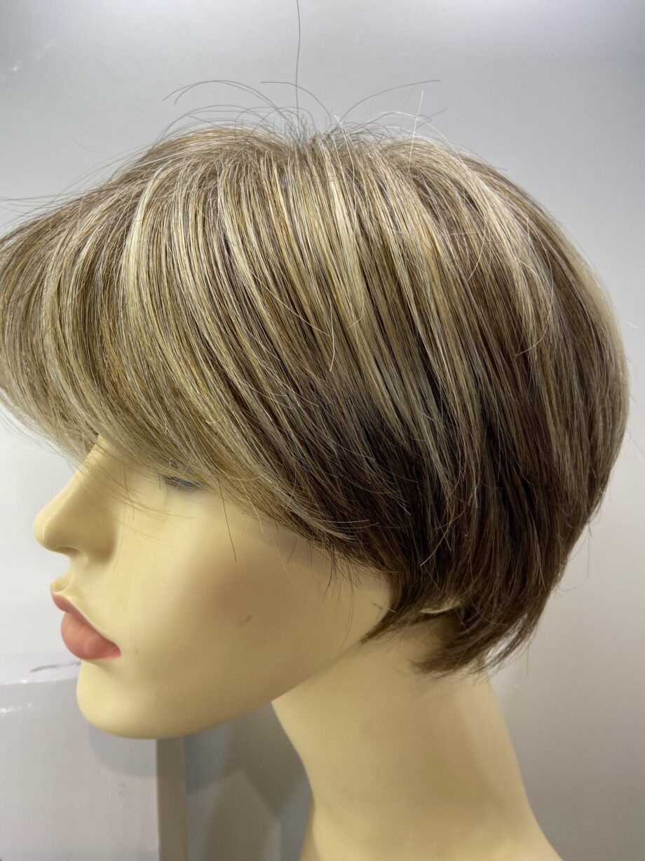 Sandy highlighted short wig. Bbrss156