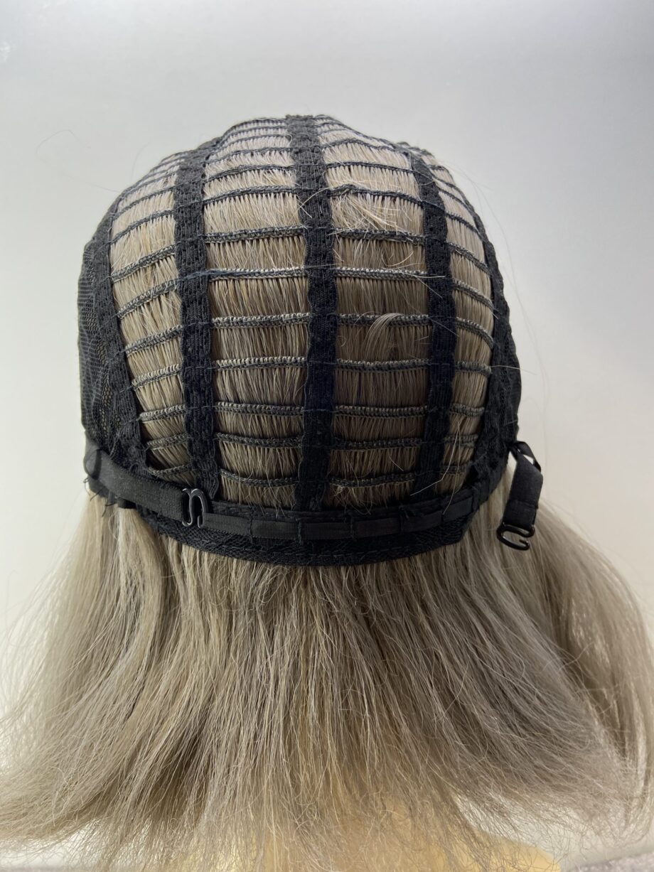 Soft grey long wavy wig. Plgmw44