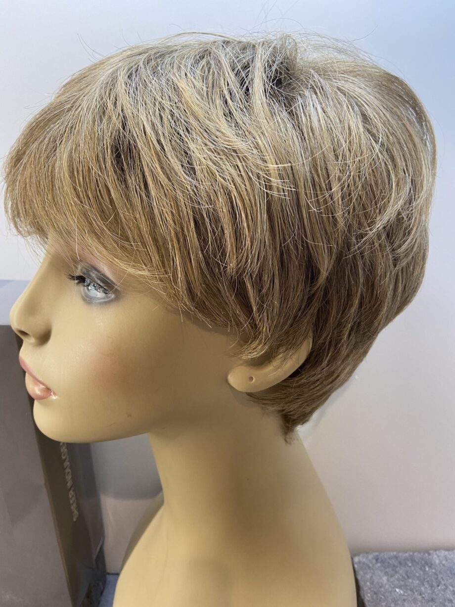 Stylish short light brown wig. Bblss166