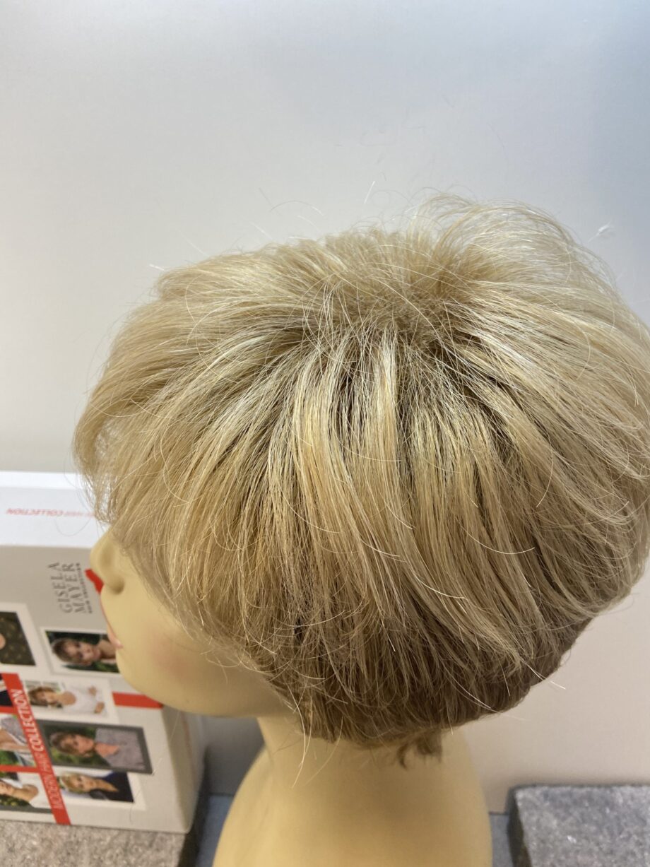 Short blonde wig. Bblss170